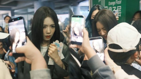 网络配资炒股 蔡文静机场泪崩！粉丝怒斥